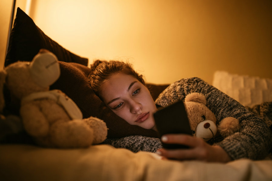 Πώς το κινητό και η τηλεόραση επηρεάζει αρνητικά την διαδικασία του ύπνου; (βίντεο)