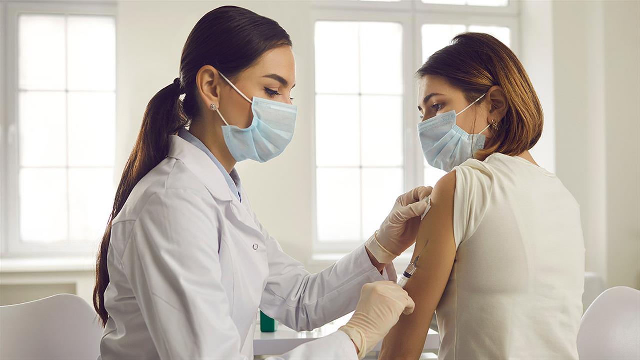 Εμβολιασμός κατά του κορωνοϊού στις γυναίκες: Μπορεί να δημιουργήσει και διαταραχές στην περίοδο;