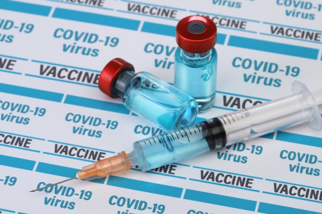 Οι εμβολιασμένοι είναι λιγότερο πιθανό να παρουσιάσουν συμπτώματα COVID-19
