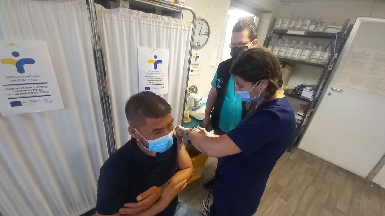 ΕΟΔΥ: Έναρξη εμβολιασμών μεταναστών στα ΚΥΤ Χίου Λέσβου και Σάμου