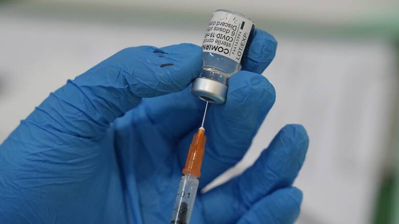 EMA: Είναι νωρίς να αποφασιστεί αν θα χρειαστεί αναμνηστική δόση εμβολίου