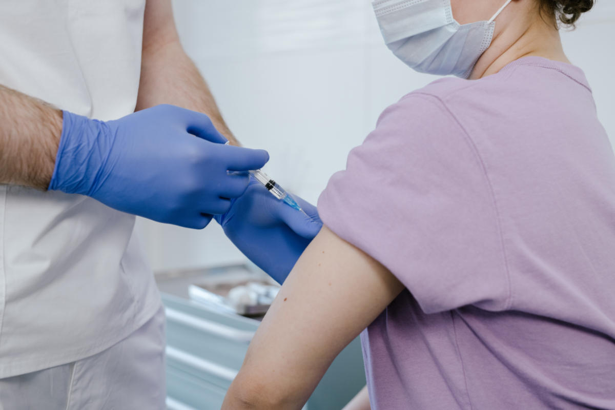 COVID-19: Γιατί το στέλεχος “Δέλτα” καθιστά απαραίτητο τον εμβολιασμό ακόμα και σε αυτούς που νόσησαν;
