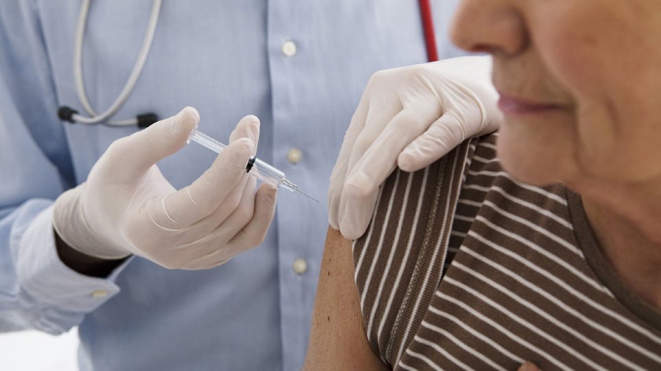 Ανοίγει σήμερα η πλατφόρμα για κατ’ οίκον εμβολιασμούς