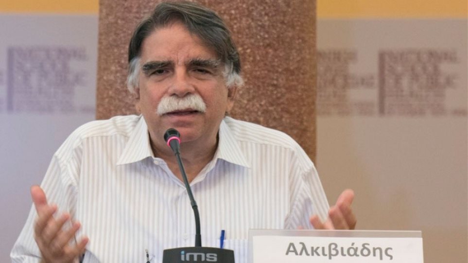 Αλκ. Βατόπουλος: Ο ιός μπορεί να εξασθενήσει – Το θέμα είναι να πεισθεί ο κόσμος να εμβολιαστεί