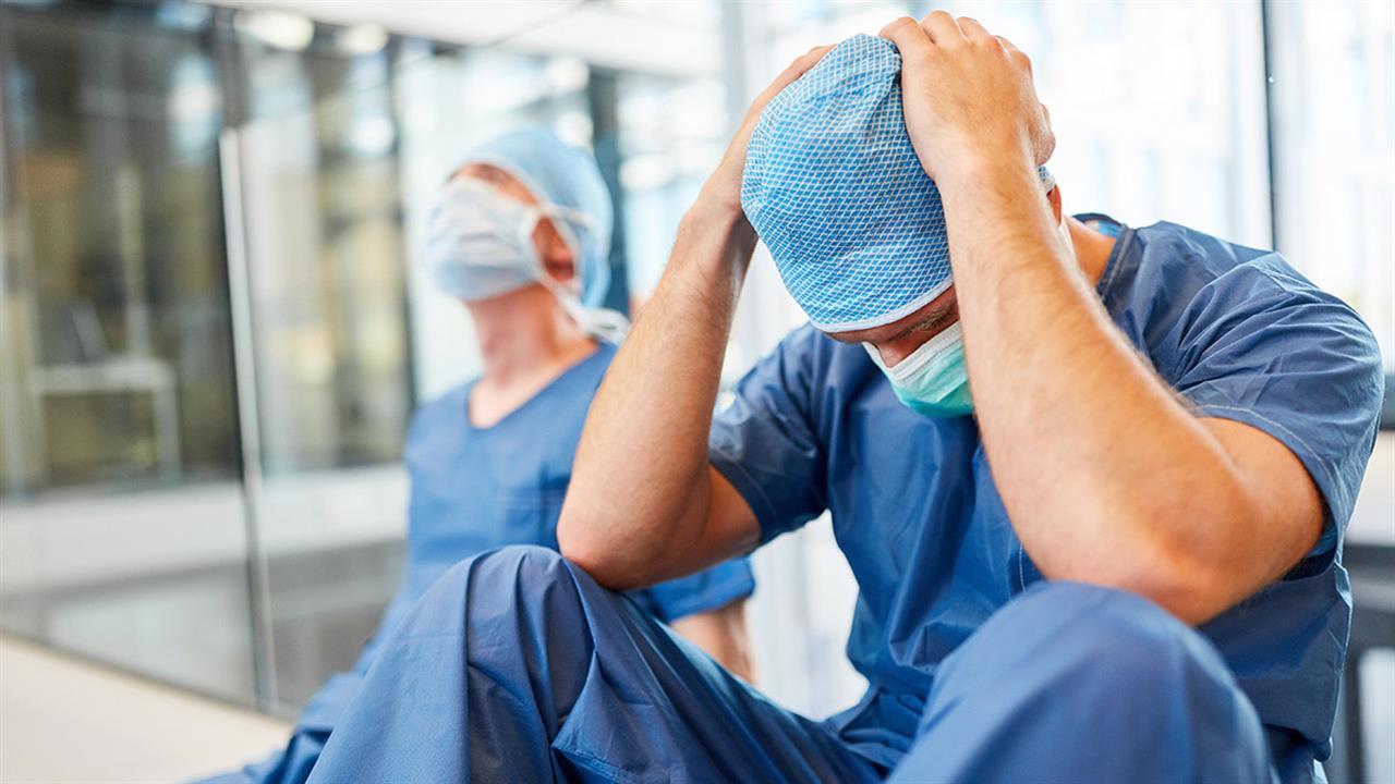Oι διωγμένοι νοσηλευτές και πυροσβέστες – Μαρτυρίες σοκ: «Αν εμβολιαστούμε κινδυνεύει η ζωή μας»