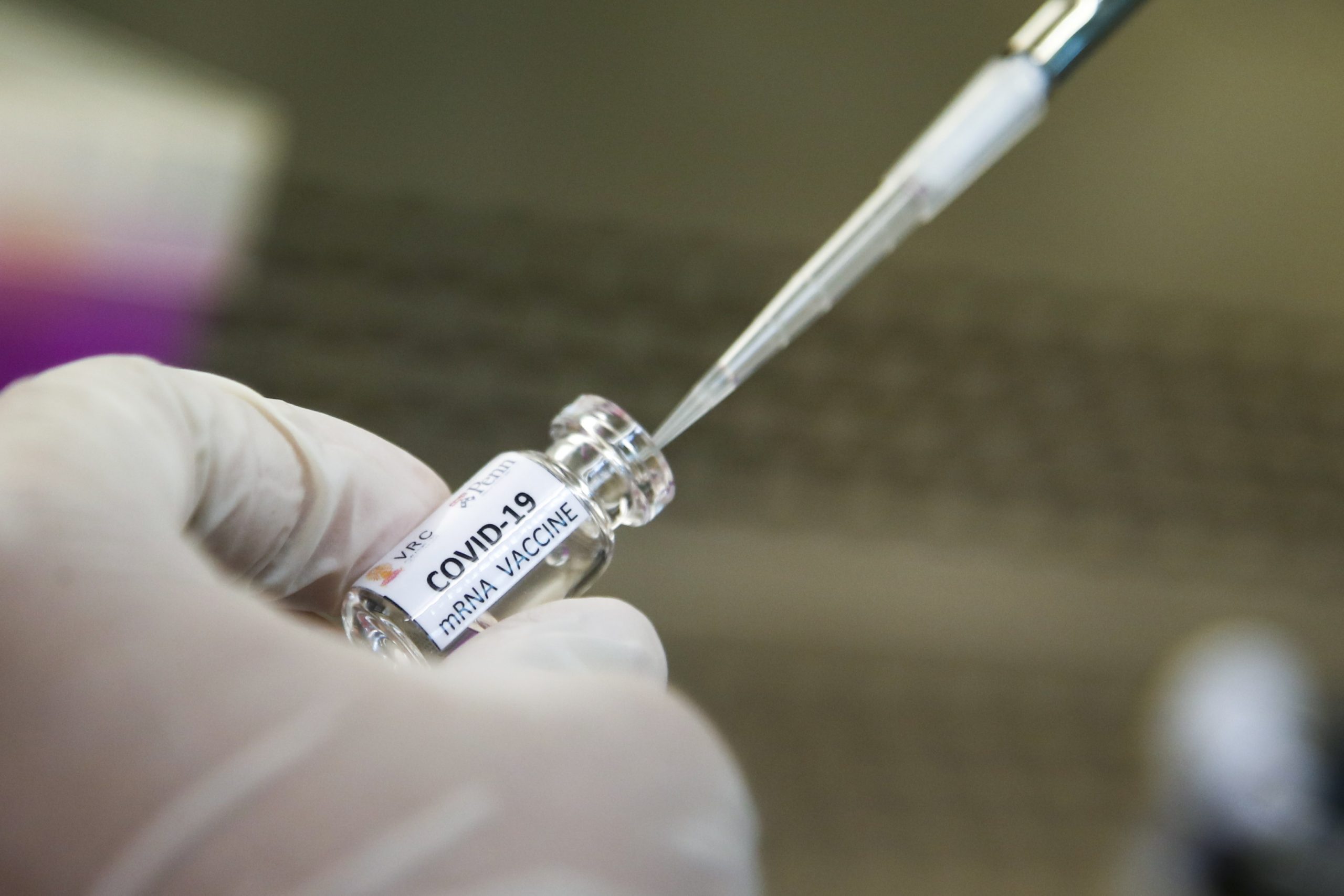 Εμβόλια mRNA: Έλληνες επιστήμονες εξηγούν τον μηχανισμό της σπάνιας εμφάνισης μυοκαρδίτιδας