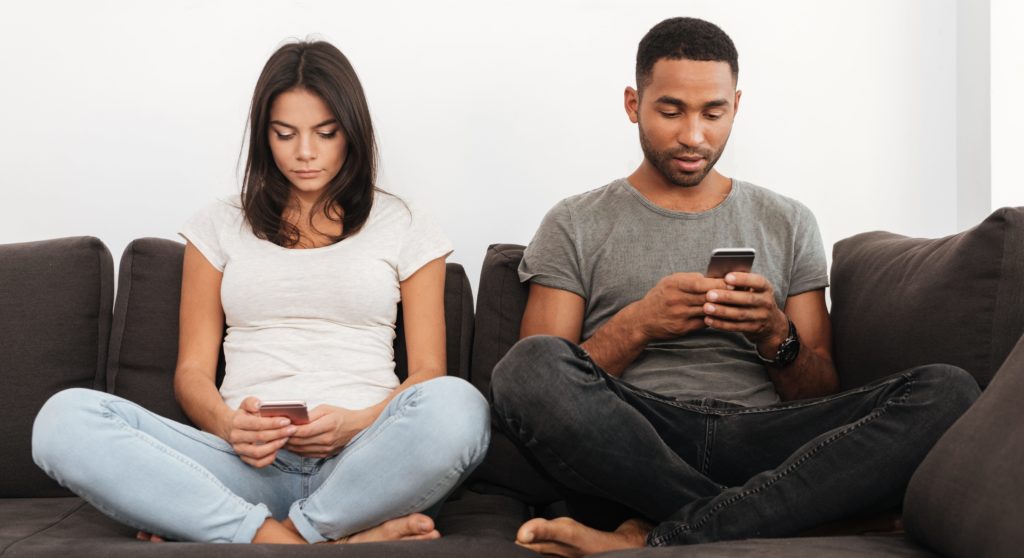 Social media: Γιατί καταστρέφουν τις σχέσεις