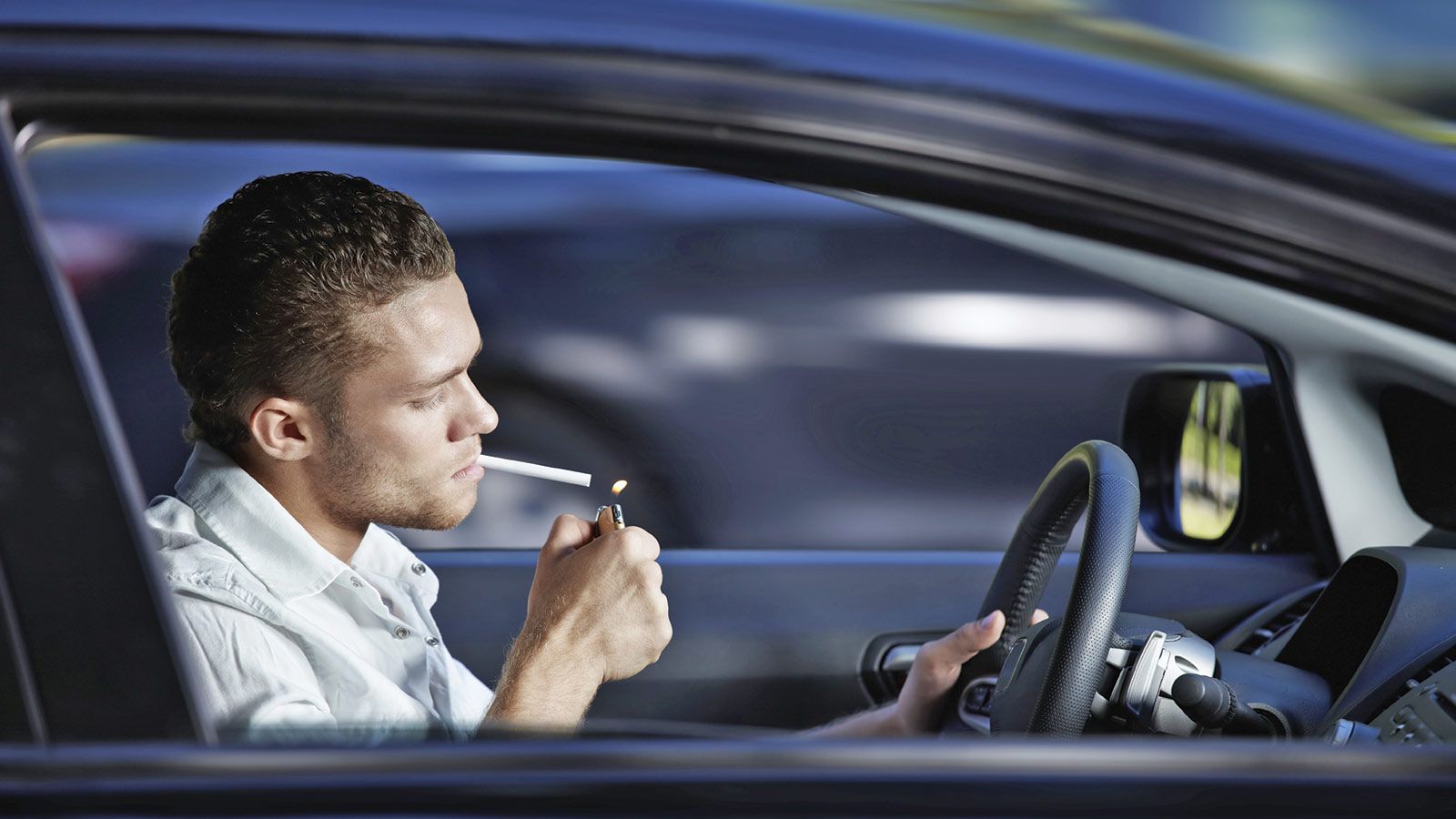 Ρίψη τσιγάρου εν ώρα οδήγησης: Το πρόστιμο και οι τιμωρίες για τον οδηγό