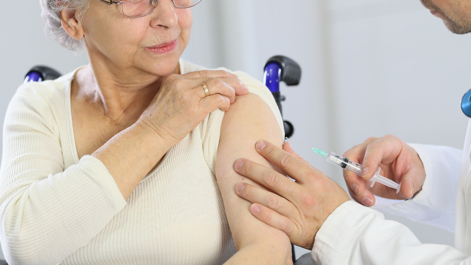 FDA: «Πράσινο» φως για εμβολιασμό με τρίτη δόση μόνο σε πολίτες άνω των 65 ετών