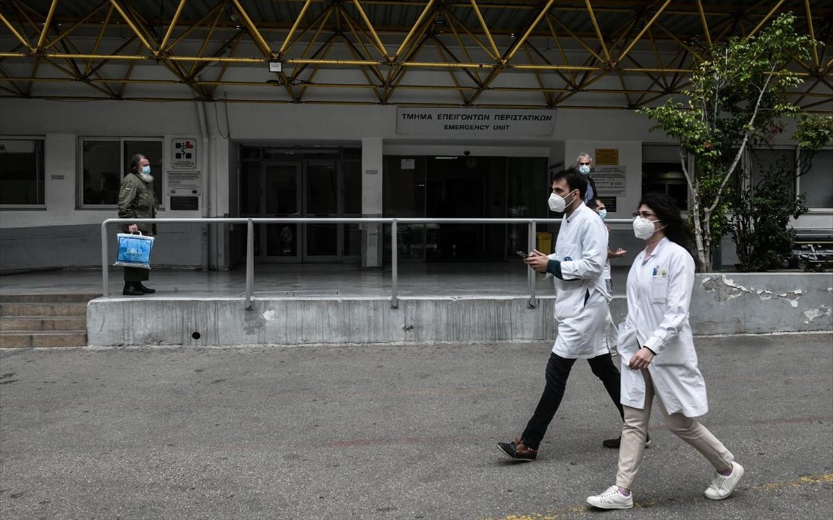 Νοσοκομεία: Πρώτη μέρα με κλειστές τις πόρτες για 10.000 ανεμβολίαστους υγειονομικούς