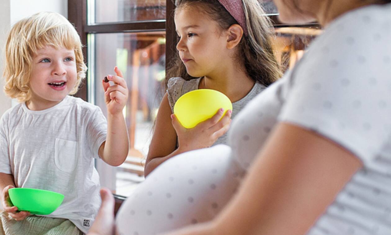 Γιατί δεν πρέπει να μοιράζεστε φαγητό με το νήπιο παιδί σας αν είστε έγκυος