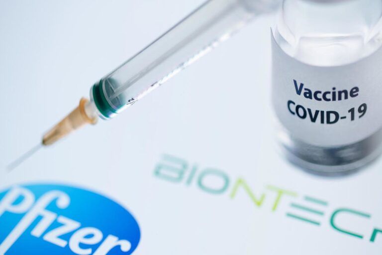 Ο FDA ενέκρινε χθες τη χορήγηση ενισχυτικής δόσης του εμβολίου έναντι της νόσου COVID-19 της Pfizer-BioNTech σε άτομα ηλικίας 65 ετών και άνω