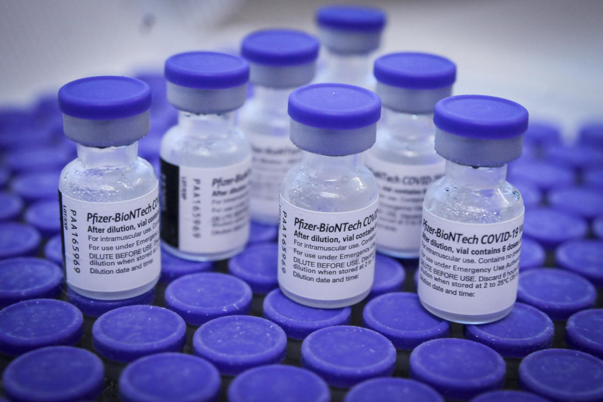 Τρίτη δόση του εμβολίου της Pfizer/BioNTech: Τι δείχνουν τα δεδομένα μέχρι σήμερα