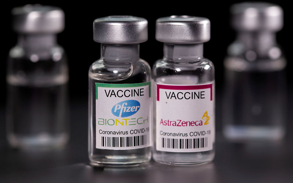 Έρευνα σε 32 εκατ. εμβολιασμένους: Οι ελάχιστα αυξημένες παρενέργειες από τα εμβόλια AstraZeneca και Pfizer