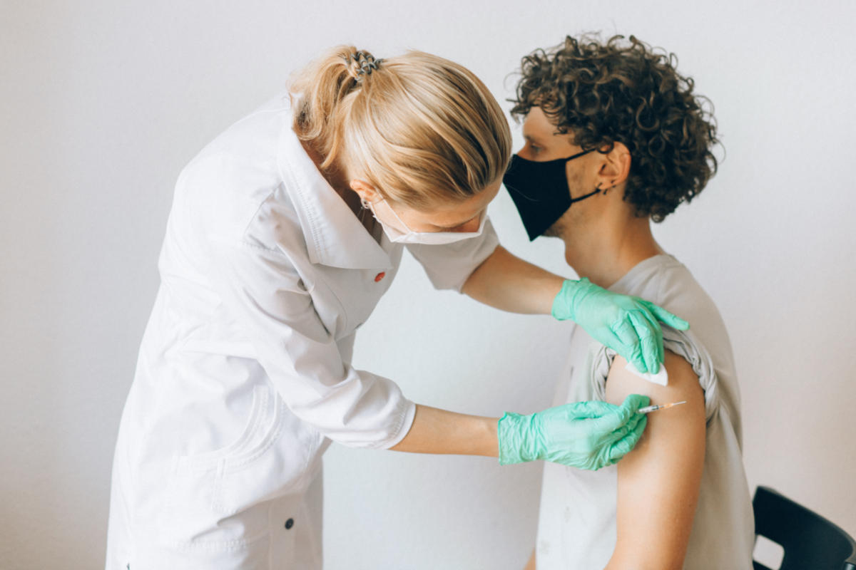 COVID-19: Ποιοι εμβολιασμένοι κινδυνεύουν περισσότερο να νοσήσουν από τον ιό;
