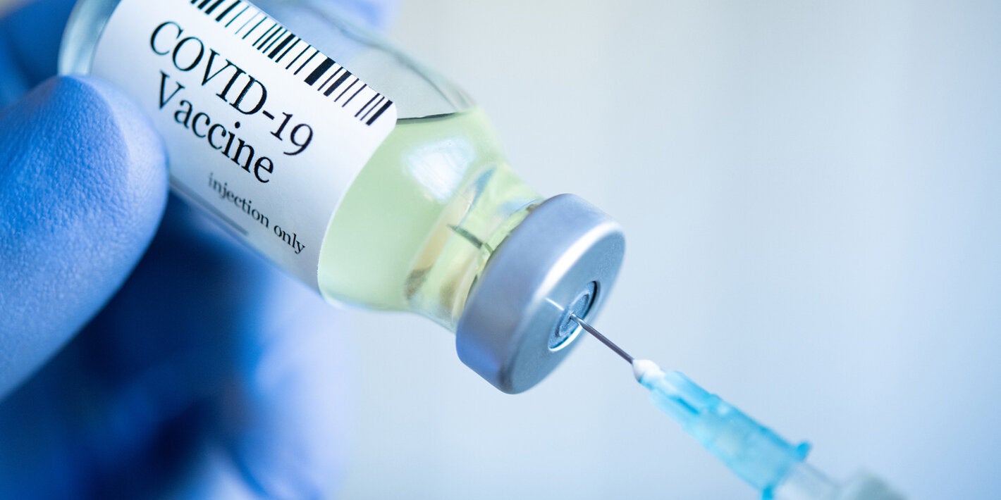Μελέτη: Οι πλήρως εμβολιασμένοι έχουν πολύ μικρότερες πιθανότητες να μεταδώσουν τον ιό