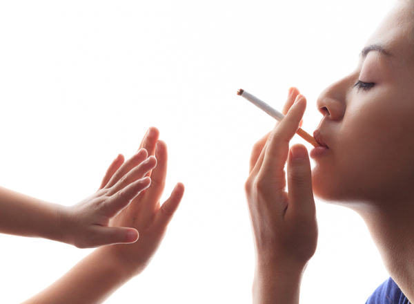 Το παιδί παθητικός καπνιστής – Οι κίνδυνοι και πως να το προστατέψετε