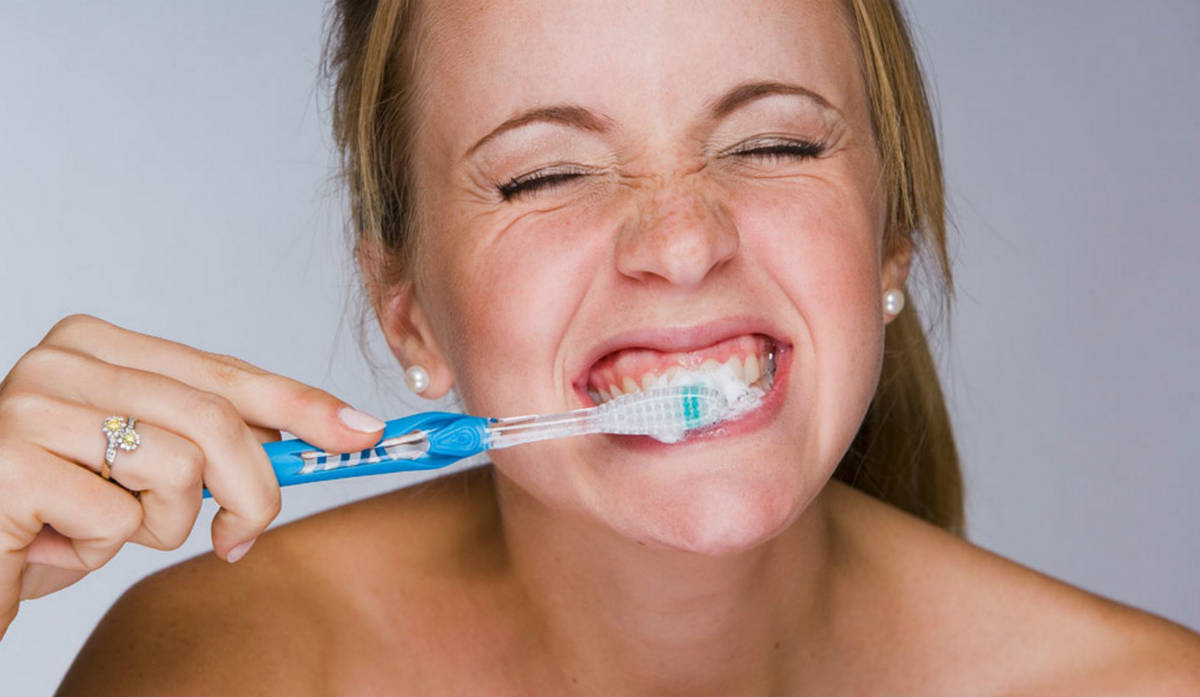 Βούρτσισμα δοντιών: Tα σημάδια που δείχνουν ότι το κάνετε λάθος (βίντεο)