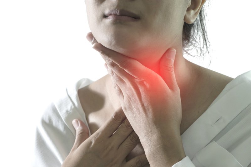 Καρκίνος στον λαιμό: Τα “αθώα” συμπτώματα που πρέπει να σας κινητοποιήσουν