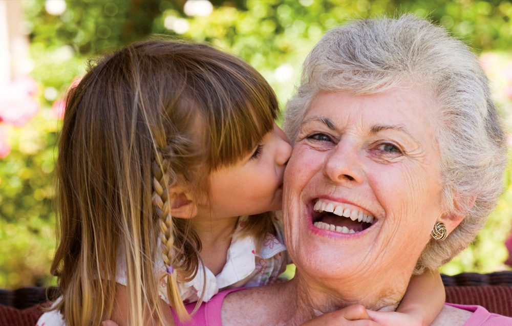 Ο λόγος που οι οι γιαγιάδες νιώθουν μεγαλύτερη χαρά όταν έρχονται σε επαφή με τα εγγόνια τους παρά με τα παιδιά τους