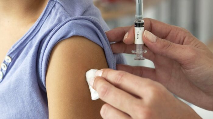 Εθνική Επιτροπή Εμβολιασμών: Και την ίδια ημέρα τα εμβόλια για γρίπη και για COVID-19
