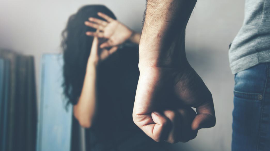 Ενδοοικογενειακή βία: Καταγγελίες 4.264 γυναικών το 2020- Τρομάζουν τα στοιχεία έκθεσης