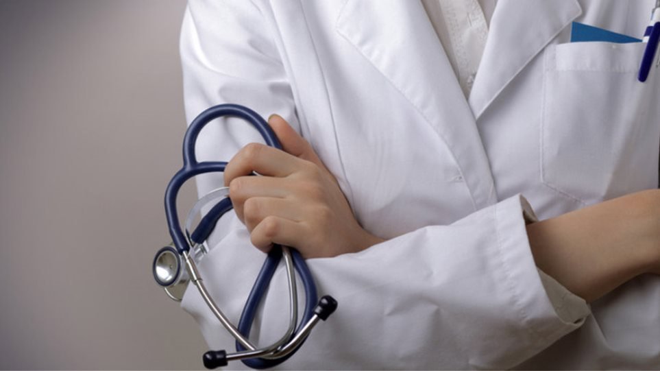 Το μεγάλο κόλπο με τους γιατρούς του ΕΣΥ: Βάζουν πάλι ιδιώτες – Το «φακελάκι» επιστρέφει στην υγεία