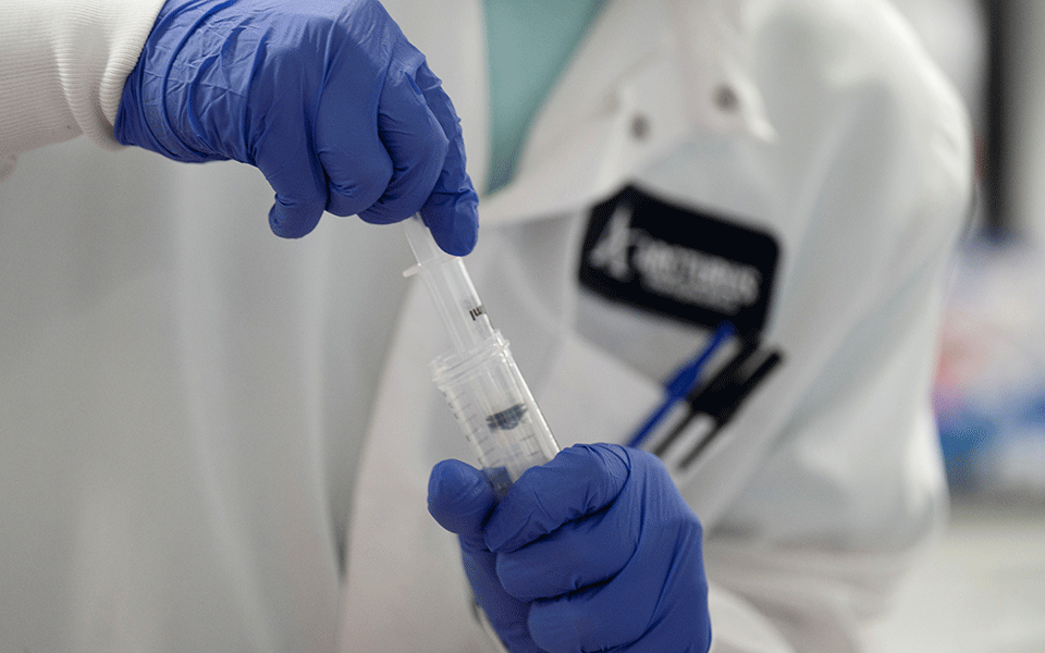 Καταγγελία για ανάρμοστη συμπεριφορά σε δοκιμές εμβολίων