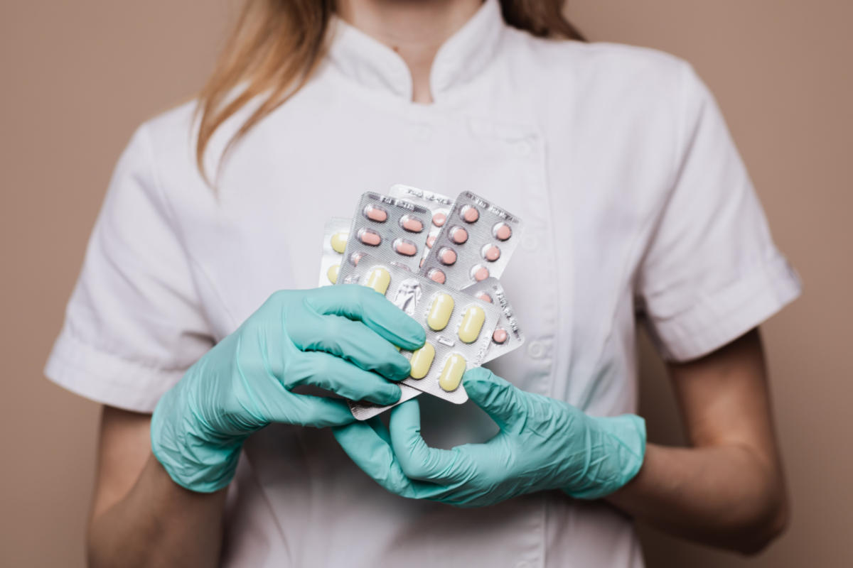 Χάπια Pfizer και Merck για την COVID-19: Ποιους ασθενείς θα βοηθήσουν περισσότερο;