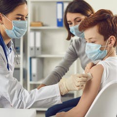 ΕΟΔΥ: Όσο αυξάνεται η εμβολιαστική κάλυψη στα παιδιά τόσο μειώνεται η επίπτωση της COVID-19