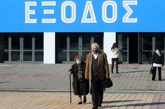 Η Ελλάδα θα καταστήσει υποχρεωτικά τα εμβόλια κατά του COVID για άνω των 60 ετών – Όμως λειτουργούν οι εντολές εμβολίων;
