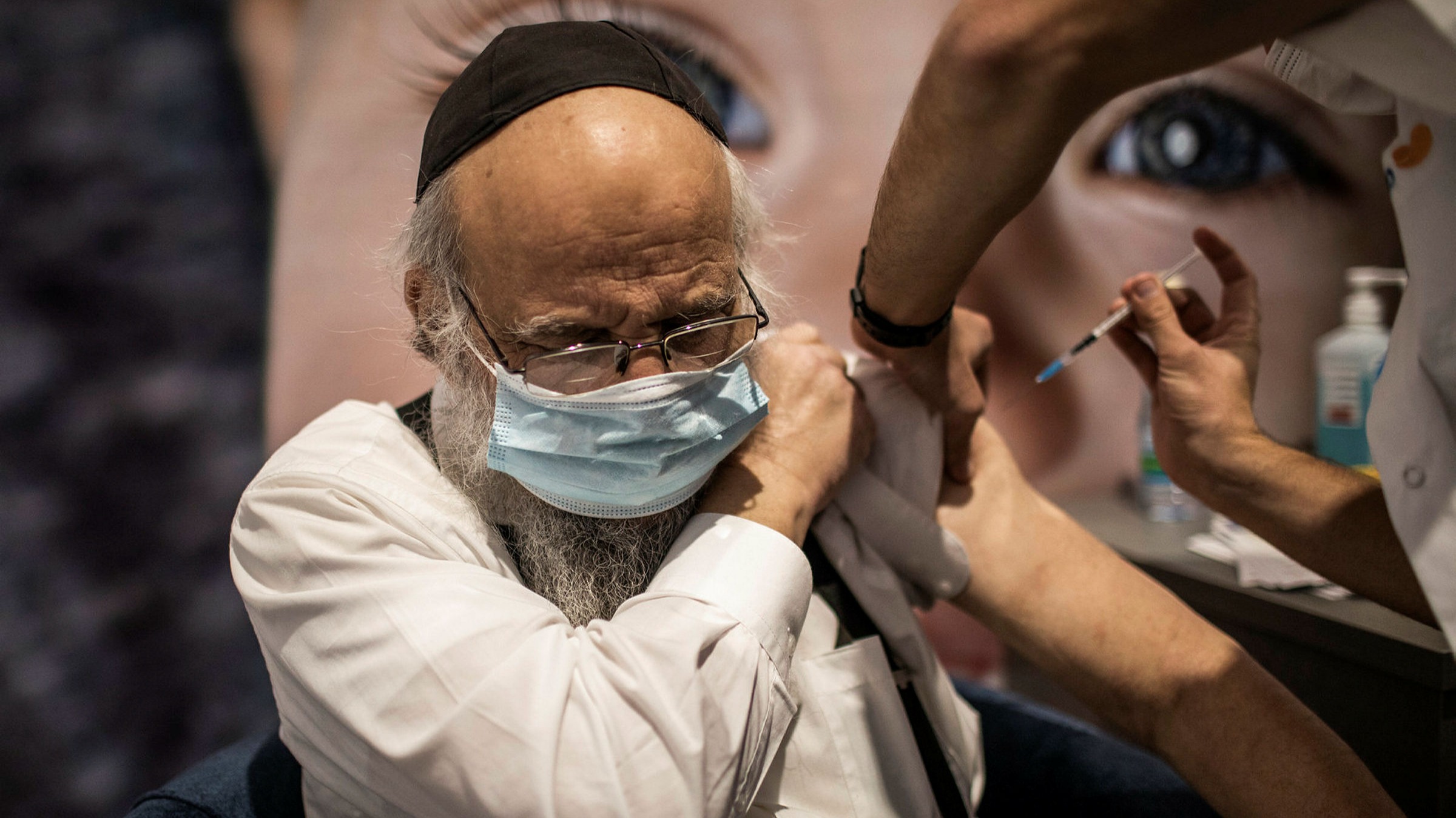 Έφτασε η ώρα της τέταρτης δόσης του εμβολίου: Ξεκινά στο Ισραήλ – Έρχεται και στην Ελλάδα
