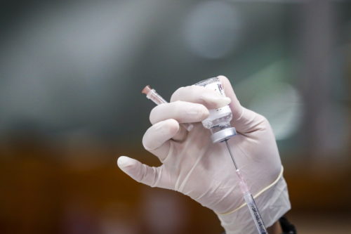 BioNTech/Pfizer: Ξεκινά κλινική δοκιμή εμβολίου που στοχεύει στη μετάλλαξη Όμικρον