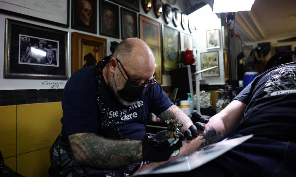 Το Ηνωμένο Βασίλειο θα διερευνήσει τους κινδύνους για την υγεία του μελανιού από τατουάζ