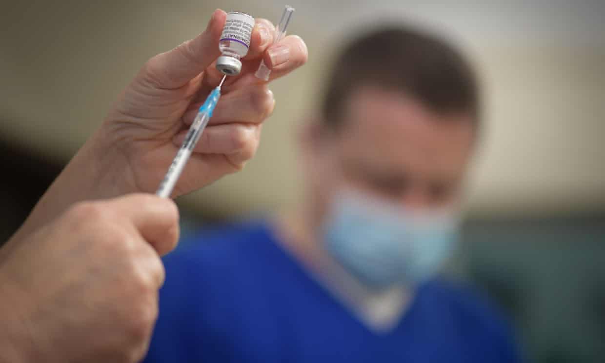 Ομάδα ιατρών του NHS προσφεύγει στην Δικαιοσύνη για την υποχρεωτικότητα των εμβολίων