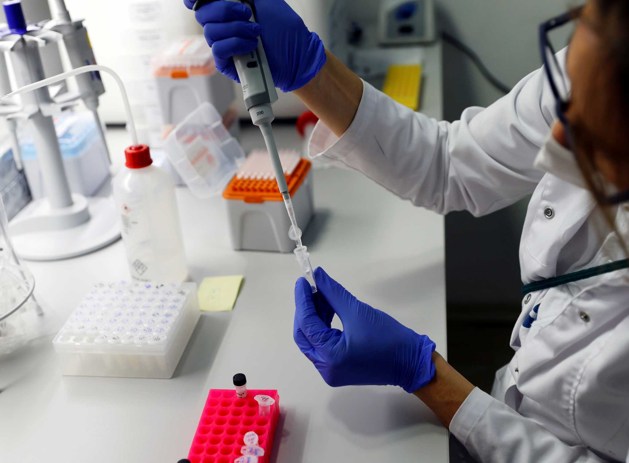 Διαφωνούν οι γιατροί με τη μείωση τιμής του PCR: “Κίνδυνοι για την αξιοπιστία των τεστ