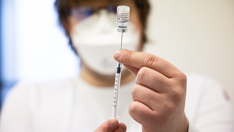 Τα μακροχρόνια συμπτώματα του COVID είναι λιγότερο πιθανά σε εμβολιασμένους ανθρώπους