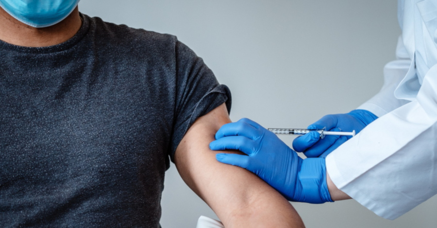 Ο FDA ενέκρινε το πρώτο εμβόλιο κατά του αναπνευστικού συγκυτιακού ιού – Οι παρενέργειες