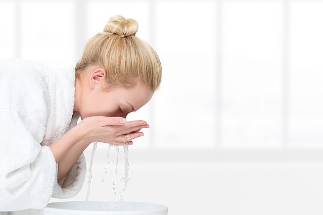 Πρέπει να πλένετε το πρόσωπό σας με κρύο νερό;