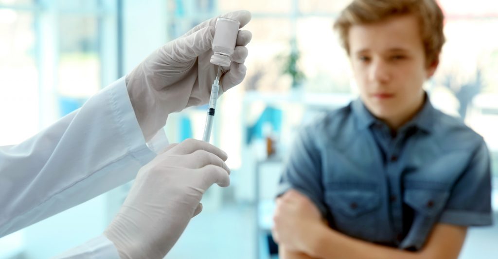 30+ ειδικοί καλούν τις ρυθμιστικές αρχές του Ηνωμένου Βασιλείου να επαναξιολογήσουν τα εμβόλια για την COVID για ηλικίες 12 έως 15 ετών