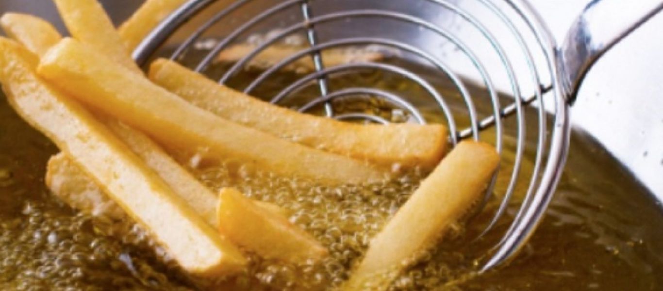 Το κόλπο για να εξαφανίσετε τη μυρωδιά από το τηγάνισμα στο σπίτι