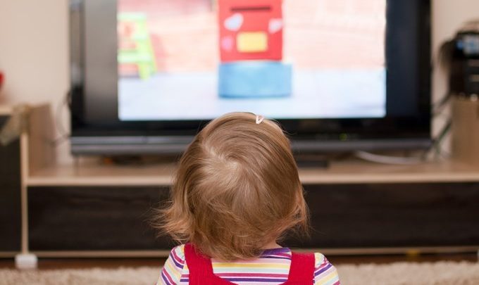 Ο κίνδυνος για τα παιδιά από τις πολλές ώρες μπροστά στην τηλεόραση