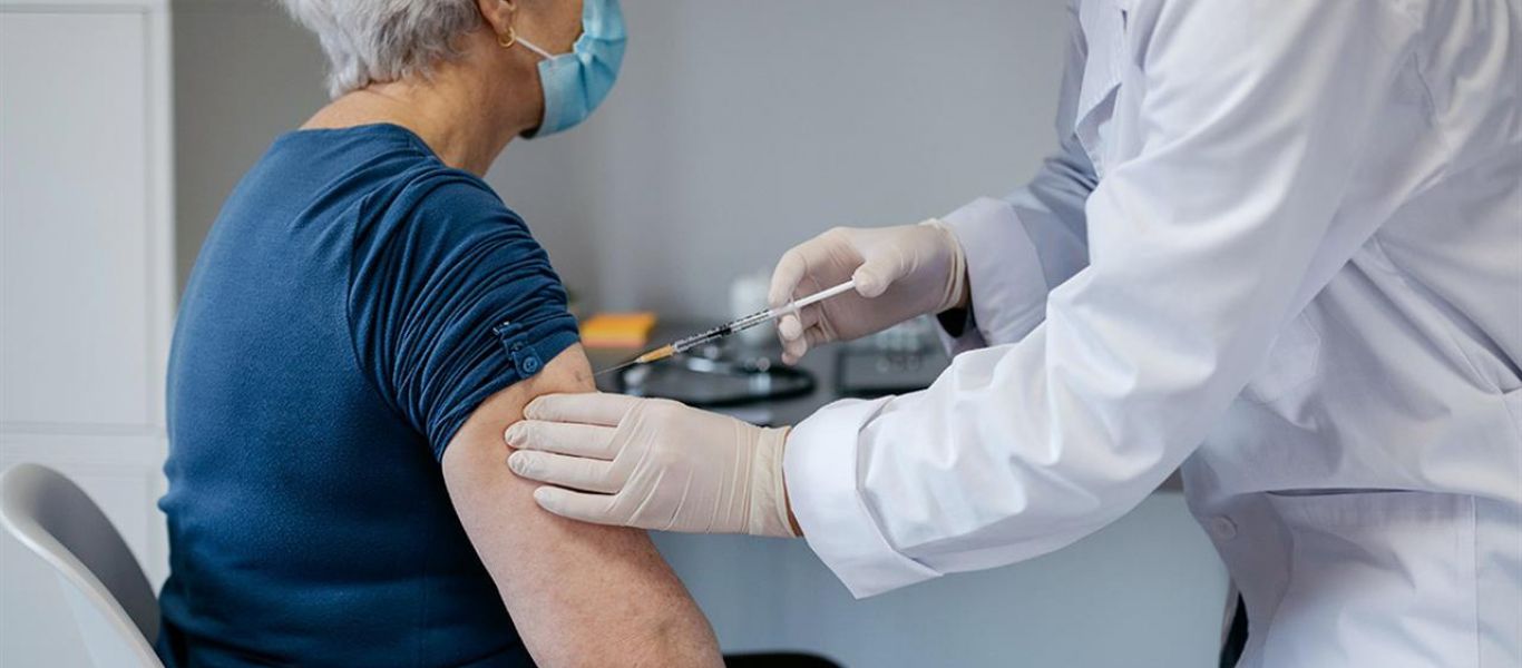 Υποχρεωτικός εμβολιασμός άνω των 60: Έρχονται νέες κατηγορίες εξαιρέσεων από το πρόστιμο των 100 ευρώ