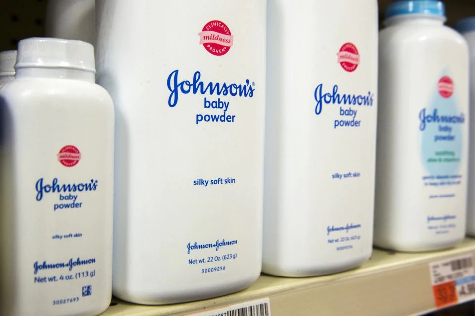 Καρκινογόνος ουσία κρύβεται στο Baby Powder και σε άλλα καλλυντικά προϊόντα ταλκ της  J&J