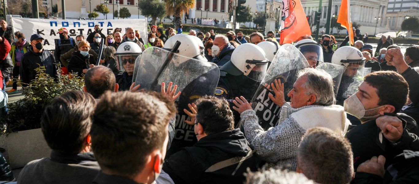 Η κυβέρνηση Κ.Μητσοτάκη έστειλε τα ΜΑΤ να διαλύσουν τη συγκέντρωση των υγειονομικών στο κέντρο της Αθήνας
