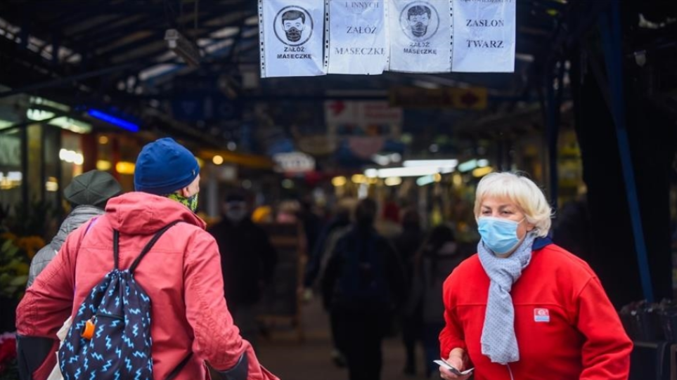 Η Πολωνία βάζει «τέλος» στην πανδημία – Σταματά η χρήση μάσκας & η καραντίνα για όσους νοσούν από κορωνοϊό