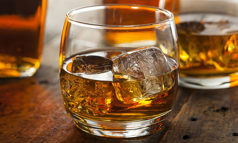 Νέα μελέτη για το αλκοόλ: Πόσο πιο γρήγορα γερνάμε αν πίνουμε καθημερινά;