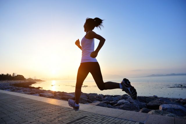 Koρωνοϊός: Πώς συμβάλλει η άσκηση στην ήπια νόσηση;