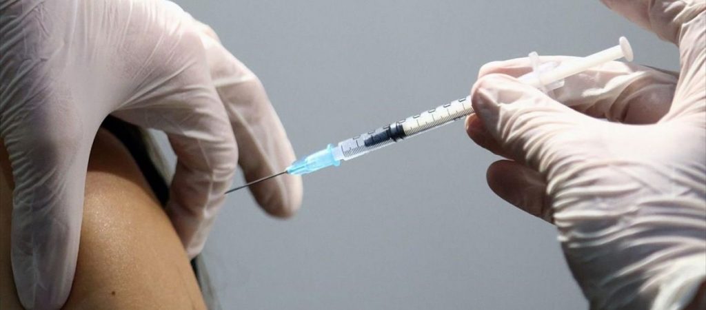 Dr Ryan Cole: «Συνθετική ψευδοουριδίνη μπαίνει μέσα στο σώμα μας με τα mRNA εμβόλια» – Τι προκαλεί