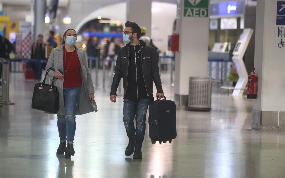 EE: Καταργείται η υποχρεωτικότητα της μάσκας στα αεροδρόμια
